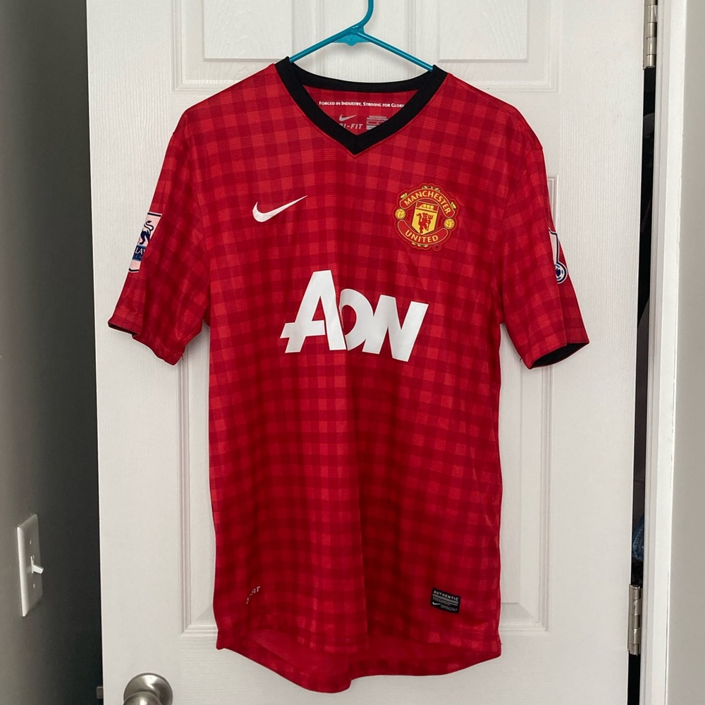 Giggs Manchester United jersey.